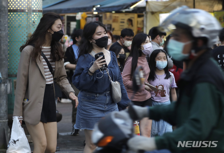 [타이베이=AP/뉴시스] 대만 수도 타이베이에서 12일 코로나19 예방을 위해 마스크를 착용한 시민들이 야시장을 찾아 즐기고 있다. 2022.03.15 