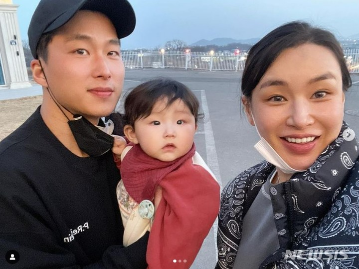 [서울=뉴시스] 배윤정 가족. 2022.03.13. (사진= 배윤정 인스타그램 캡쳐) photo@newsis.com*재판매 및 DB 금지