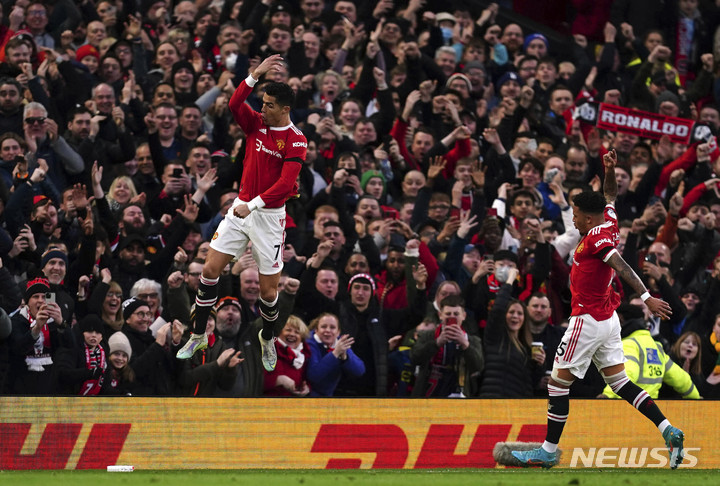 [맨체스터=AP/뉴시스] 맨체스터 유나이티드의 크리스티아누 호날두가 12일(현지시간) 영국 맨체스터의 올드 트래퍼드에서 열린 2021-22시즌 잉글랜드 프리미어리그(EPL) 29라운드 토트넘 홋스퍼와의 경기 전반 12분 선제골을 넣고 환호하고 있다. 호날두는 해트트릭을 기록하며 팀의 3-2 승리를 이끌었다. 2022.03.13.