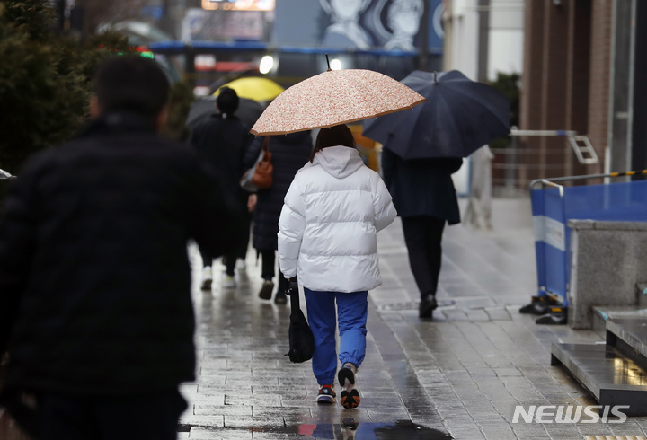 [서울=뉴시스] 고승민 기자 = 전국에 비가 내린 13일 서울 강남역 일대에서 우산을 쓴 시민들이 발걸음을 재촉하고 있다. 2022.03.13. kkssmm99@newsis.com