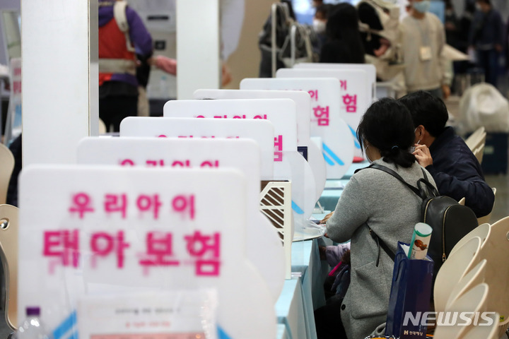 [고양=뉴시스] 배훈식 기자 = 13일 오전 경기 고양시 킨텍스에서 열린 제39회 맘&베이비 엑스포를 찾은 관람객들이 다양한 출산 및 유아용품을 살펴보고 있다. 2022.03.13. dahora83@newsis.com