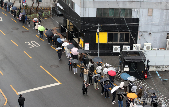 [서울=뉴시스] 조성우 기자 = 13일 오후 서울 강남구 강남베드로병원 선별진료소에서 시민들이 검사를 받기 위해 대기하고 있다. 중앙재난안전대책본부는 내일(14일)부터 한 달간 한시적으로 응급용 PCR 검사와 전문가용 RAT 양성 결과를 PCR 검사 양성 확진과 동일하게 관리한다고 밝혔다. 2022.03.13. xconfind@newsis.com