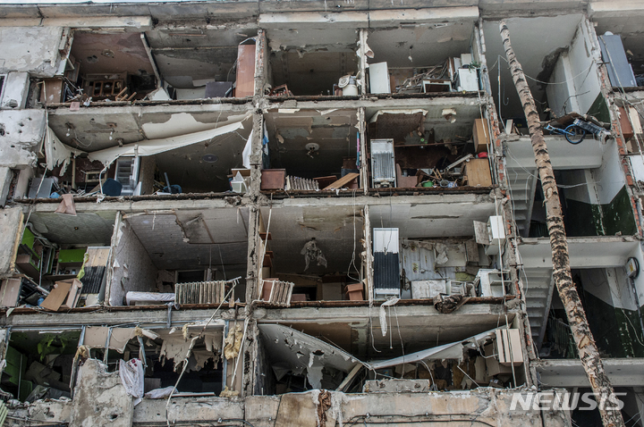 [하르키우=AP/뉴시스] 13일(현지시간) 우크라이나 하르키우의 한 아파트가 러시아군의 포격으로 파괴돼 있다. 2022.03.14.