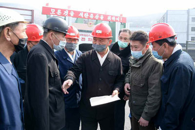 [서울=뉴시스] 김덕훈 내각총리 희천정밀기계공장과 ２.８직동청년탄광을 현지료해. 2022.03.14. (사진=노동신문 누리집 갈무리) *재판매 및 DB 금지