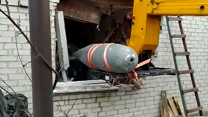 13일(현지시간) 우크라이나 북부도시 체르니히우에서 소방대원들이 러시아가 쏜 불발탄을 불타는 건물에서 꺼내 제거하는 영상이 공개됐다. 출처: 데일리메일 *재판매 및 DB 금지