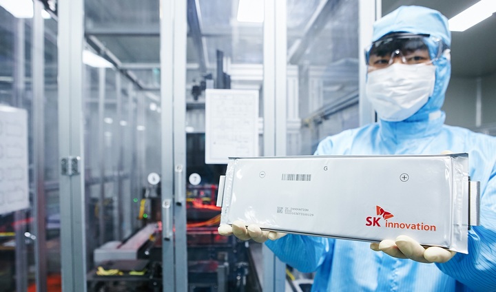 [서울=뉴시스]SK 배터리를 들고 있는 연구원 (사진=SK이노베이션 제공) *재판매 및 DB 금지