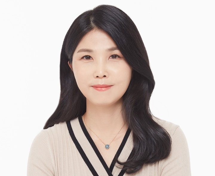 [제주=뉴시스] 제10회 제주4.3평화문학상 시 부문에 당선작에 선정된 ‘폭포’를 지은 유수진 작가. (사진=제주4.3평화재단) 2022.03.14. photo@newsis.com *재판매 및 DB 금지