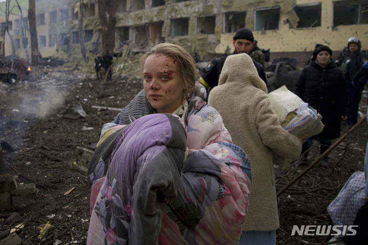 [마리우폴=AP/뉴시스] 마리아나 비셰기르스카야가 지난 9일 우크라이나 마리우폴의 포격으로 피해를 입은 산부인과 병원 밖에 서 있다. 그는 포격에서 살아남아 마리우폴에 있는 다른 병원에서 여자 아이를 출산했다. 2022.03.14. *재판매 및 DB 금지