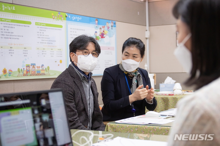 [인천=뉴시스] 이루비 기자 = 이재현 인천 서구청장(맨 왼쪽)은 최근 서구육아종합지원센터에서 진행한 조기 언어치료 지원 아동 부모 대상 사업설명회 및 간담회에 참석했다. (사진=인천 서구청 제공)