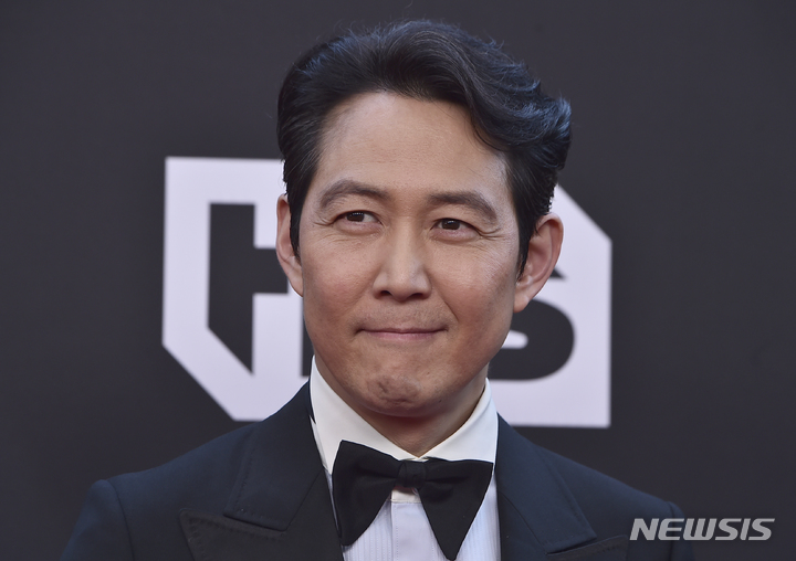 [로스앤젤레스=AP/뉴시스] 이정재가 13일(현지시간) 미국 로스앤젤레스(LA) 페어몬트 센추리 플라자 호텔에서 열린 제27회 미국 크리틱스초이스 시상식에 도착해 포토타임을 갖고 있다. 2022.03.14.