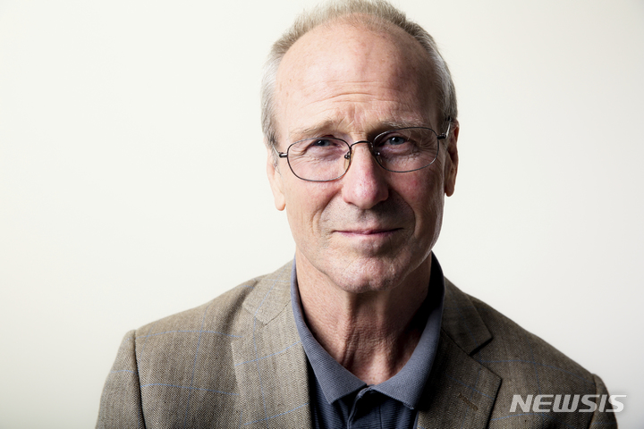 [로스앤젤레스=AP/뉴시스] 배우 윌리엄 허트가 72세 생일을 일주일 앞둔 13일(현지시간) 자택에서 세상을 떠났다고 그의 아들이 밝혔다. 사인은 자연사. 허트는 영화 '거미 여인의 키스'로 아카데미 남우주연상을 받았고 마블 영화에도 출연했다. 사진은 2016년 8월 7일 허트가 베벌리힐튼에서 열린 행사에 참석한 모습. 2022.03.14.