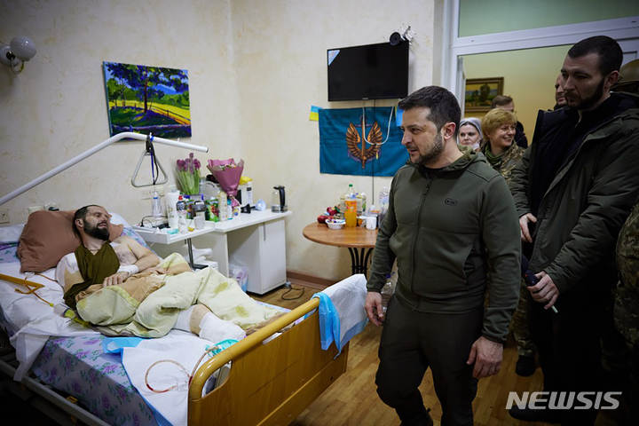 [키이우=AP/뉴시스] 볼로디미르 젤렌스키 우크라이나 대통령이 13일(현지시간) 키이우의 한 병원을 방문해 부상병을 위로하고 있다. 2022.03.14.