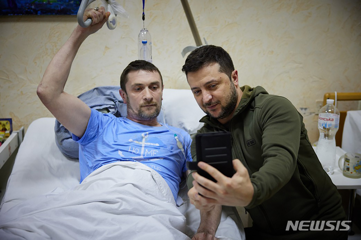 [키이우=AP/뉴시스] 볼로디미르 젤렌스키(왼쪽) 우크라이나 대통령이 13일(현지시간) 키이우의 한 병원을 방문해 부상병을 위로하고 함께 셀카를 찍고 있다. 2022.03.14.