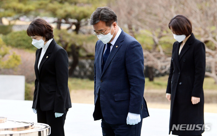 [서울=뉴시스] 국회사진기자단 = 윤호중 더불어민주당 비상대책위원장이 14일 서울 동작구 국립서울현충원을 찾아 참배하고 있다. 2022.03.14. photo@newsis.com