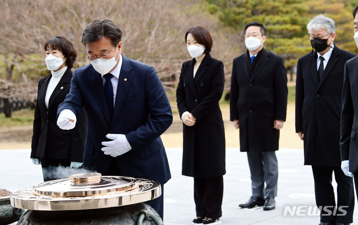 [서울=뉴시스] 국회사진기자단 = 윤호중 더불어민주당 비상대책위원장이 14일 서울 동작구 국립서울현충원을 찾아 참배하고 있다. 2022.03.14. photo@newsis.com