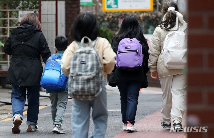 [서울=뉴시스] 홍효식 기자 = 지난 14일 서울 시내 한 초등학교에서 학생들이 등교하고 있다. 2022.03.30. yesphoto@newsis.com