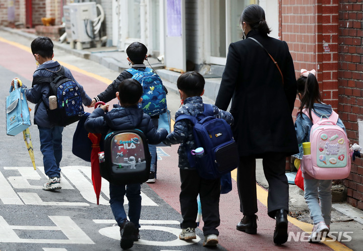 [서울=뉴시스] 지난 3월14일 서울 시내 한 초등학교에서 학생들이 등교하고 있다. (사진=뉴시스DB). 2022.12.15. photo@newsis.com