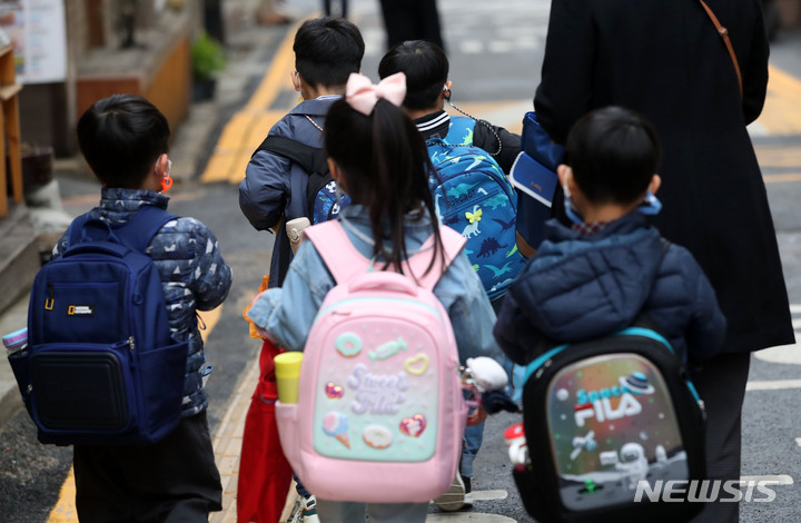 [서울=뉴시스] 홍효식 기자 = 가족 등 동거인이 코로나19에 확진돼도 백신접종 여부와 상관없이 수동 감시자로 지정돼 등교가 가능해진 14일 서울 시내 한 초등학교에서 학생들이 등교하고 있다. 2022.03.14. yesphoto@newsis.com