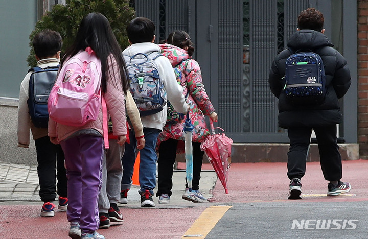 [서울=뉴시스] 홍효식 기자 = 14일 서울 시내 한 초등학교에서 학생들이 등교하고 있다. 2022.03.14. yesphoto@newsis.com