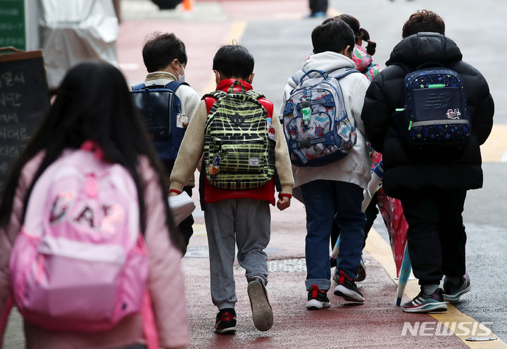 [서울=뉴시스] 지난달 14일 서울 시내 한 초등학교에서 학생들이 등교하고 있다. (사진=뉴시스DB). 2022.04.19. photo@newsis.com