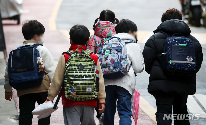 [서울=뉴시스] 홍효식 기자 = 가족 등 동거인이 코로나19에 확진돼도 백신접종 여부와 상관없이 수동 감시자로 지정돼 등교가 가능해진 지난달 14일 서울 시내 한 초등학교에서 학생들이 등교하고 있다. 2022.04.28. yesphoto@newsis.com