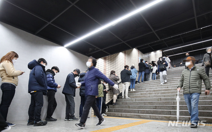 [서울=뉴시스] 권창회 기자 = 코로나19 신규 확진자가 30만9790명으로 집계된 14일 오전 서울 송파구 선별진료소에서 시민들이 검사를 받기위해 줄 서 있다. 2022.03.14. kch0523@newsis.com