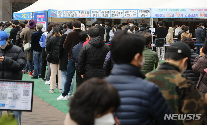 [서울=뉴시스] 권창회 기자 = 코로나19 신규 확진자가 30만9790명으로 집계된 14일 오전 서울 송파구 선별진료소에서 시민들이 검사를 받기위해 줄 서 있다. 2022.03.14. kch0523@newsis.com