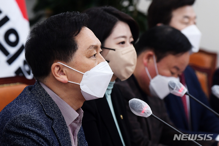 [서울=뉴시스] 최진석 기자 = 김기현(왼쪽) 국민의힘 원내대표가 지난 14일 오전 서울 여의도 국회에서 열린 최고위원회의에서 발언하고 있다. (공동취재사진) 2022.03.14. photo@newsis.com