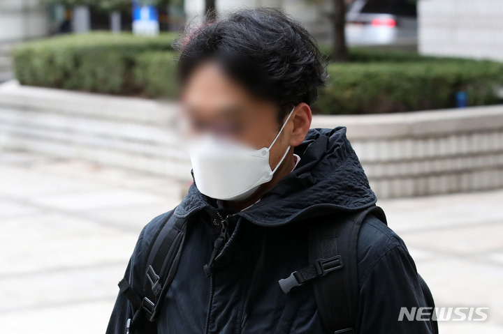 [서울=뉴시스] 조성우 기자 = 정민용 변호사가 지난해 3월14일 오전 서울 서초구 서울중앙지방법원에서 열린 대장동 개발 특혜·비리 의혹 사건 공판에 출석하고 있다. (공동취재사진) 2022.03.14. photo@newsis.com