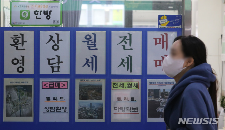 [서울=뉴시스] 권창회 기자 = 매수세 위축으로 쌓여가던 서울 아파트 매물이 대통령 선거 이후 감소세로 돌아섰다.부동산 빅데이터업체 아실에 따르면 13일 기준 서울 아파트 매물은 4만9441건으로 제20대 대선에서 윤석열 국민의힘 후보가 당선된 지난 10일(4만9539건) 대비 약 0.2% 줄었다. 사진은 14일 오전 서울 시내 부동산 업체 밀집 상가 모습. 2022.03.14. kch0523@newsis.com