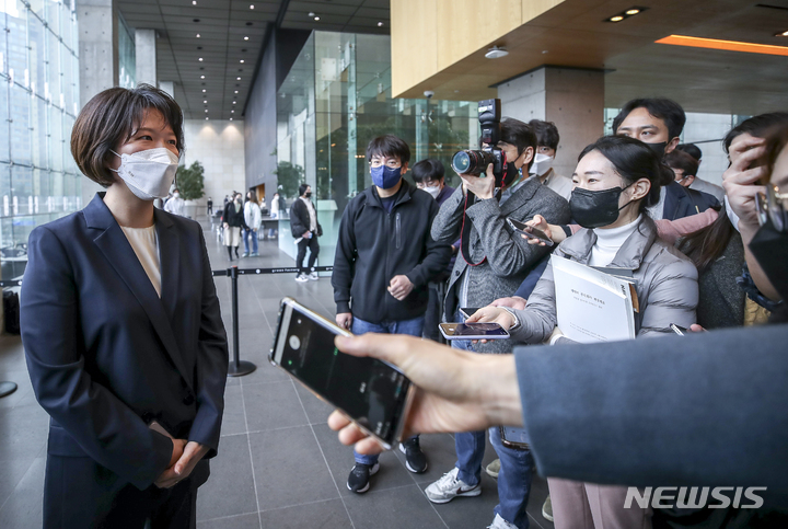 [성남=뉴시스] 정병혁 기자 = 최수연 네이버 신임 대표이사가 14일 오전 경기 성남시 네이버 그린팩토리에서 열린 주주총회를 마친 뒤 취재진의 질문에 답하고 있다. 2022.03.14. jhope@newsis.com