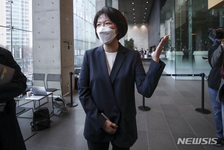 [성남=뉴시스] 최수연 네이버 신임 대표이사가 지난 3월14일 오전 경기 성남시 네이버 그린팩토리에서 열린 주주총회를 마친 뒤 취재진의 질문에 답하고 있는 모습. 그는 포브스 선정 '2023년 가장 영향력 있는 여성 100명' 중 96위를 기록했다. (사진=뉴시스 정병혁 기자) 2023.12.06.