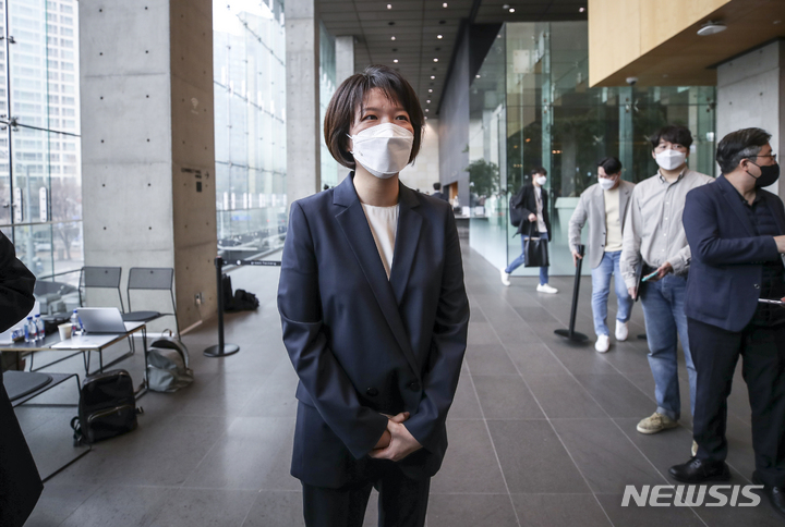 [성남=뉴시스] 정병혁 기자 = 최수연 네이버 신임 대표이사가 14일 오전 경기 성남시 네이버 그린팩토리에서 열린 주주총회를 마친 뒤 취재진의 질문에 답하고 있다. 2022.03.14. jhope@newsis.com