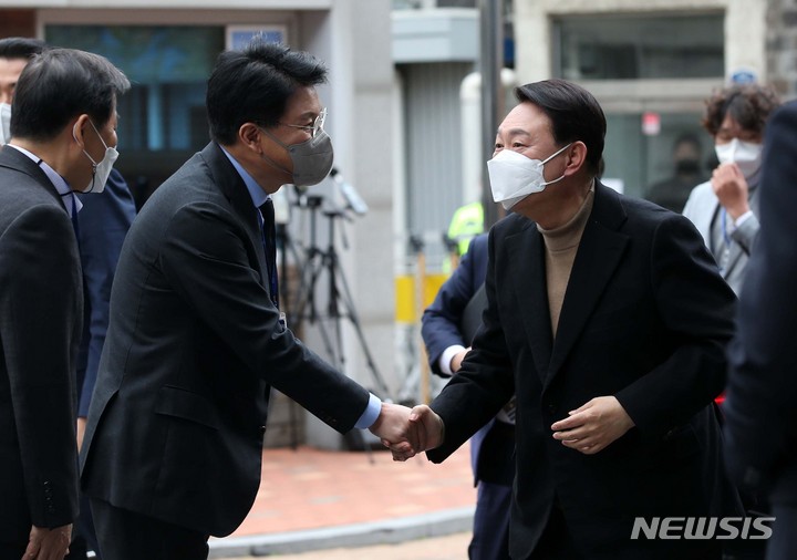 [서울=뉴시스] 국회사진기자단 = 윤석열 대통령 당선인이 14일 서울 종로구 금융감독원 연수원에 마련된 집무실로 출근하며 장제원 비서실장과 인사하고 있다. 2022.03.14. photo@newsis.com