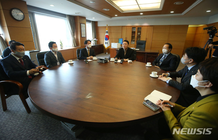 [서울=뉴시스] 국회사진기자단 = 윤석열 대통령 당선인이 14일 서울 종로구 금융감독원 연수원에 마련된 집무실에서 안철수 인수위원장, 권영세 부위원장 등과 차담하고 있다. 2022.03.14. photo@newsis.com