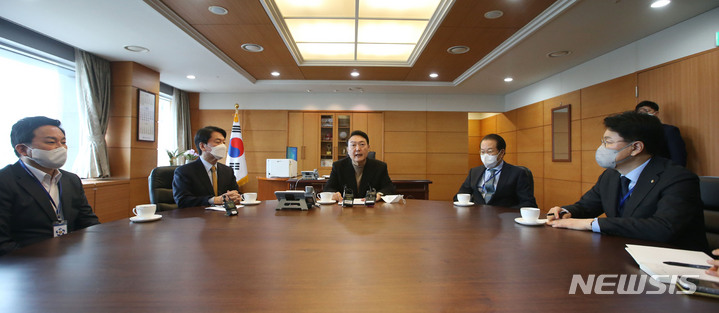 [서울=뉴시스] 국회사진기자단 = 윤석열 대통령 당선인이 14일 서울 종로구 금융감독원 연수원에 마련된 집무실에서 안철수 인수위원장 등과 차담하고 있다. 왼쪽부터 원희룡 기획위원장, 안 위원장, 윤 당선인, 권영세 부위원장, 장제원 비서실장. 2022.03.14. photo@newsis.com