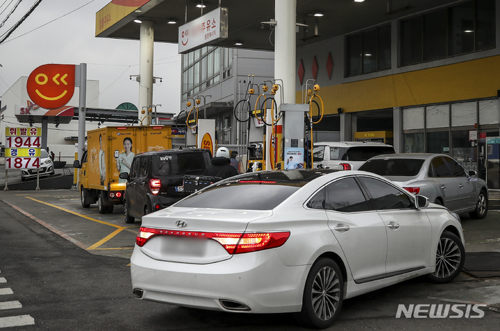 [용인=뉴시스] 정병혁 기자 = 러시아-우크라이나 전쟁 여파로 국제유가가 급등하면서 기름값이 상승세를 이어가고 있는 지난 14일 오후 경기 용인시 알뜰주유소가 붐비고 있다. 2022.03.14. jhope@newsis.com