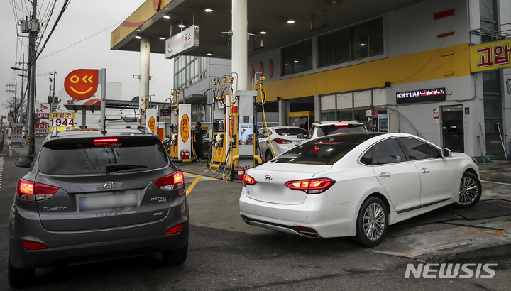 [용인=뉴시스] 정병혁 기자 = 러시아-우크라이나 전쟁 여파로 국제유가가 급등하면서 기름값이 상승세를 이어가고 있는 14일 오후 경기 용인시 알뜰주유소가 붐비고 있다. 2022.03.14. jhope@newsis.com