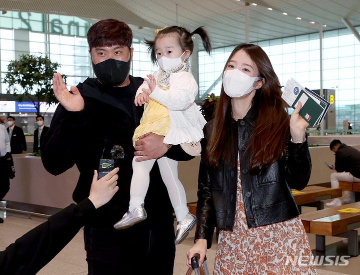 [인천공항=뉴시스] 김병문 기자 = 토론토 블루제이스 류현진이 메이저리그 시즌 준비를 위해 14일 오후 인천국제공항을 통해 출국하며 딸과 아내 배지현과 함께 포즈를 취하고 있다. 2022.03.14. dadazon@newsis.com