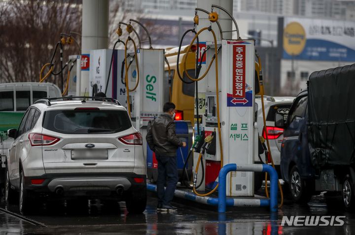 [용인=뉴시스] 정병혁 기자 = 러시아-우크라이나 전쟁 여파로 국제유가가 급등하면서 기름값이 상승세를 이어가고 있는 14일 오후 경기 용인시 죽전휴게소 주유소를 찾은 시민들이 주유를 하고 있다. 2022.03.14. jhope@newsis.com