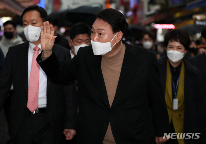 [서울=뉴시스] 국회사진기자단 = 윤석열 대통령 당선인이 14일 당선 후 첫 외부 공식일정으로 서울 중구 남대문시장을 찾아 상인 및 시민들과 인사를 나누고 있다. 2022.03.14. photo@newsis.com