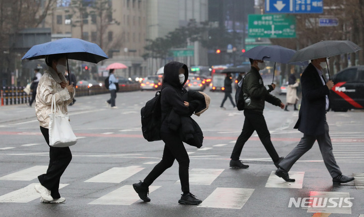 [서울=뉴시스] 조수정 기자 = 전국적으로 봄비가 내린 지난 14일 서울 중구 을지로에서 미처 우산을 준비하지 못한 시민들이 외투를 머리에 쓰고 걸어가고 있다. 2022.03.14. chocrystal@newsis.com