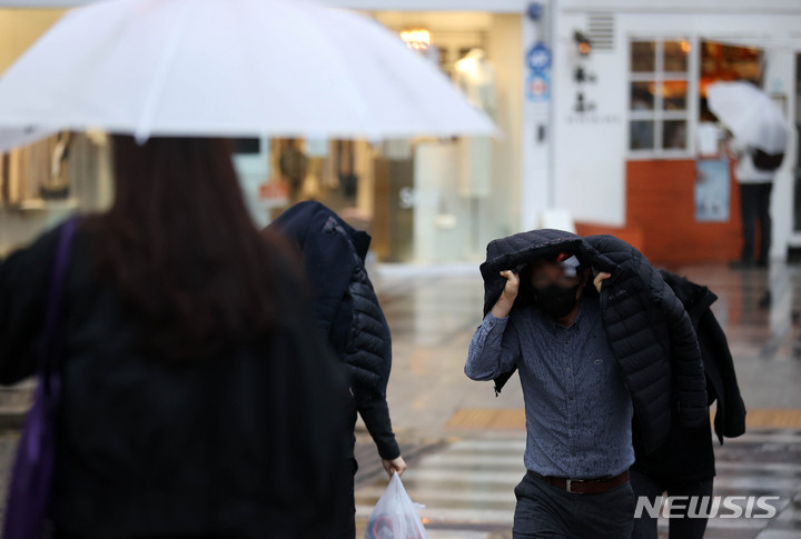 [서울=뉴시스] 고범준 기자 = 촉촉한 봄비가 내리고 있는 지난달 14일 오후 서울 종로구 청계천 인근 거리에서 시민들이 우산없이 지나가고 있다. 2022.03.14. bjko@newsis.com