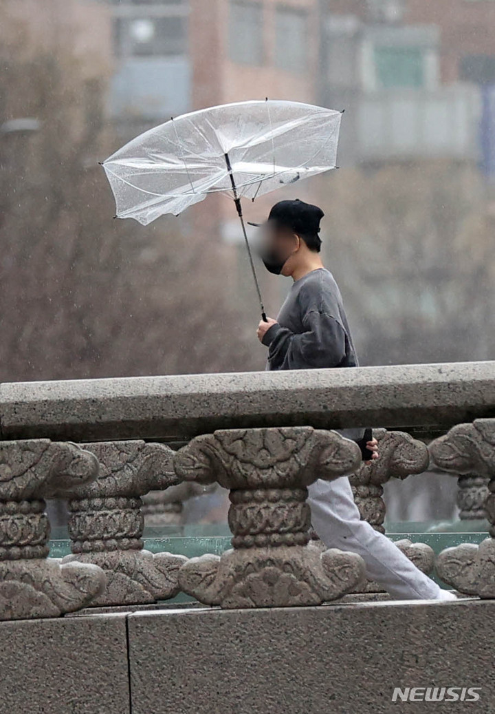 [서울=뉴시스] 고범준 기자 = 촉촉한 봄비가 내리고 있는 지난 14일 오후 서울 종로구 청계천 인근 거리에서 시민들이 우산을 쓰고 지나가고 있다. 2022.03.14. bjko@newsis.com