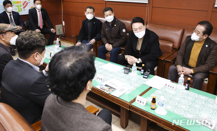 [서울=뉴시스] 국회사진기자단 = 윤석열 대통령 당선인이 14일 당선 후 첫 외부 공식일정으로 서울 중구 남대문시장을 찾아 상인회 회장단과 간담회를 하고 있다. 2022.03.14. photo@newsis.com