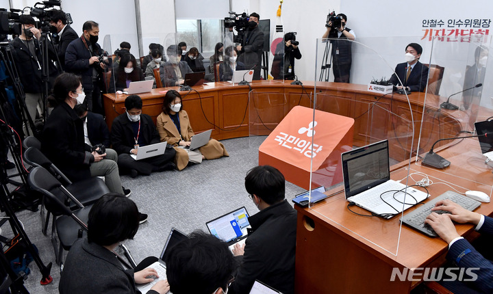 [서울=뉴시스] 최동준 기자 = 윤석열 대통령 당선인의 대통령직인수위원장에 임명된 안철수 국민의당 대표가 14일 서울 여의도 국회에서 기자간담회를 하고 있다. (공동취재사진) 2022.03.14. photo@newsis.com