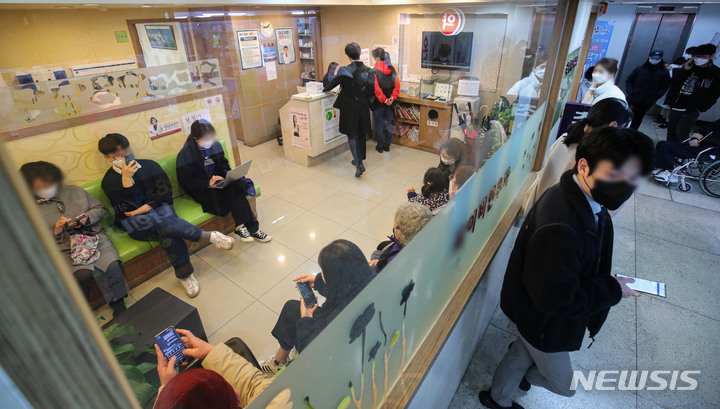 [서울=뉴시스] 권창회 기자 = 병의원 등 의료기관에서 신속항원검사 양성 판정을 받으면 추가 PCR검사 없이 확진자로 인정되는 첫 날인 14일 오후 서울 시내 한 이비인후과 병원이 검사 받으려는 고객들로 붐비고 있다. 2022.03.14. kch0523@newsis.com