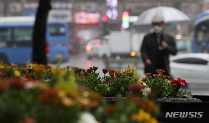 [서울=뉴시스] 홍효식 기자 = 전국적으로 비가 내리고 있는 지난 14일 오후 서울 중구 한 거리에서 시민들이 우산을 쓰고 발걸음을 옮기고 있다. 2022.03.14. yesphoto@newsis