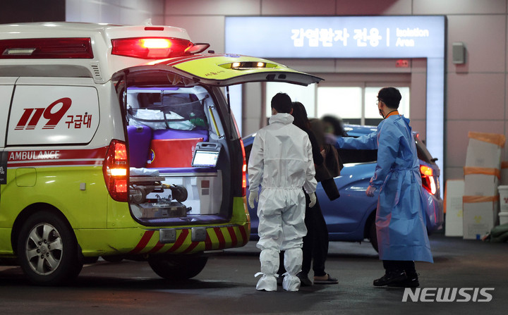 [서울=뉴시스] 고범준 기자 = 지난 14일 오후 서울 중랑구 서울의료원 응급의료센터에서 위중증 환자가 대기하기 위해 차량으로 이동하고 있다. 2022.03.14. bjko@newsis.com