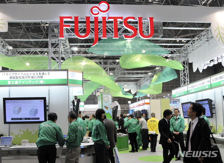 [도쿄=AP/뉴시스]사진은 지난 2008년 12월 11일 일본 도쿄의 한 환경 박람회에서 일본 기술기업 후지쓰 부스를 찾은 방문객들과 직원들의 모습.2026.04.01.photo@newsis.com